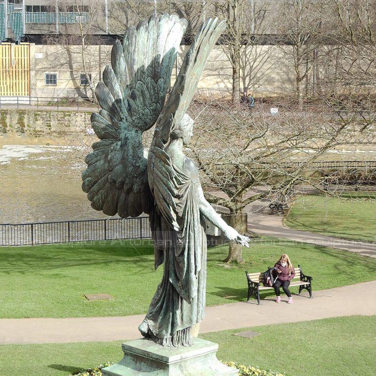 تماثيل ملائكة كبيرة