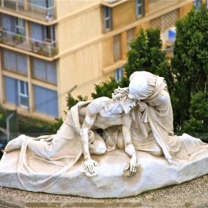 mary holding jesus statue