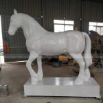 Il cavallo di marmo bianco è una squisita statua di cavallo bianco in marmo naturale. Questa scultura presenta motivi gialli naturali, che aggiungono una ricca connotazione al colore semplice