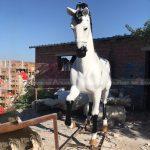 تمثال حصان أبيض كبير