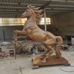 Statue de cheval en or