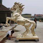 Statue de cheval en or