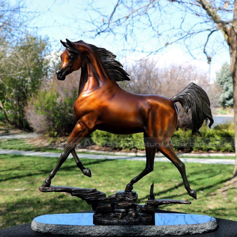 statue de cheval arabe