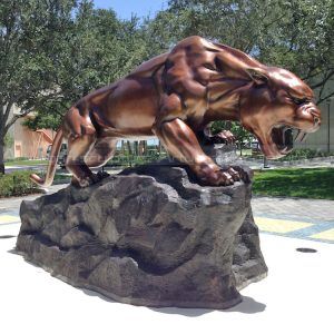 smilodon statue