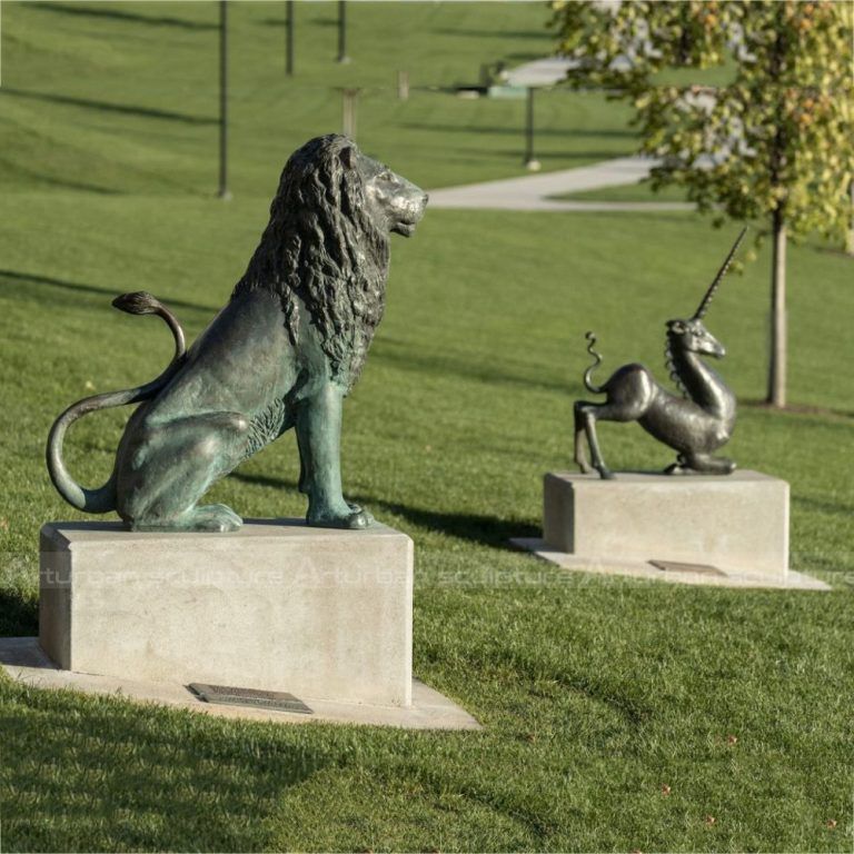 entrada de casa con estatua de león