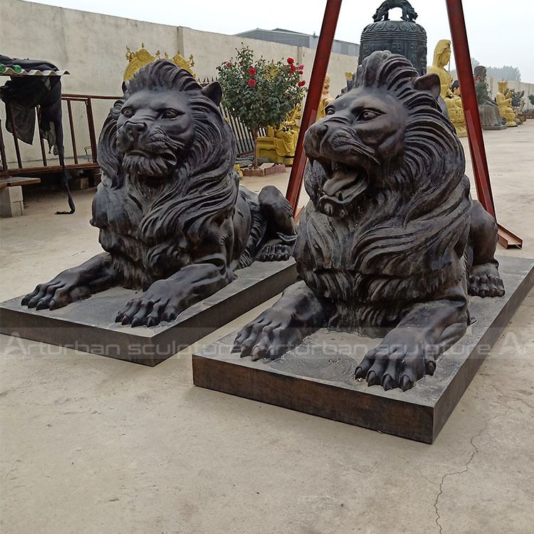 roaring lion statue