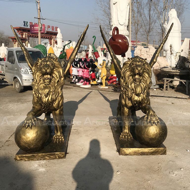 flügelnder Löwenskulptur