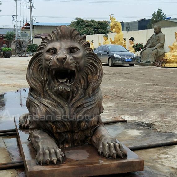 roaring lion statue