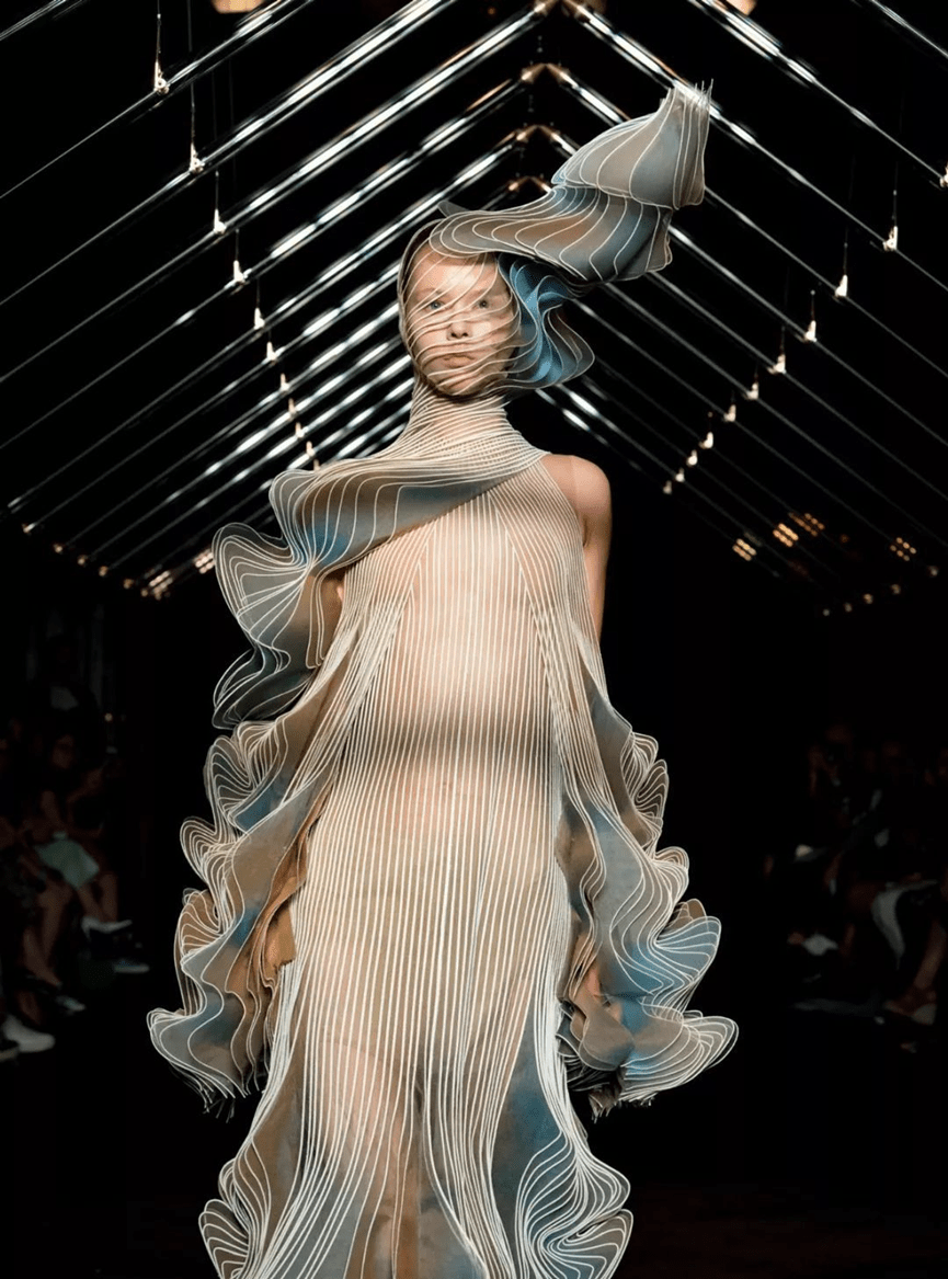 On the formal beauty of sculpture style fashion - Fashion Blogs ...