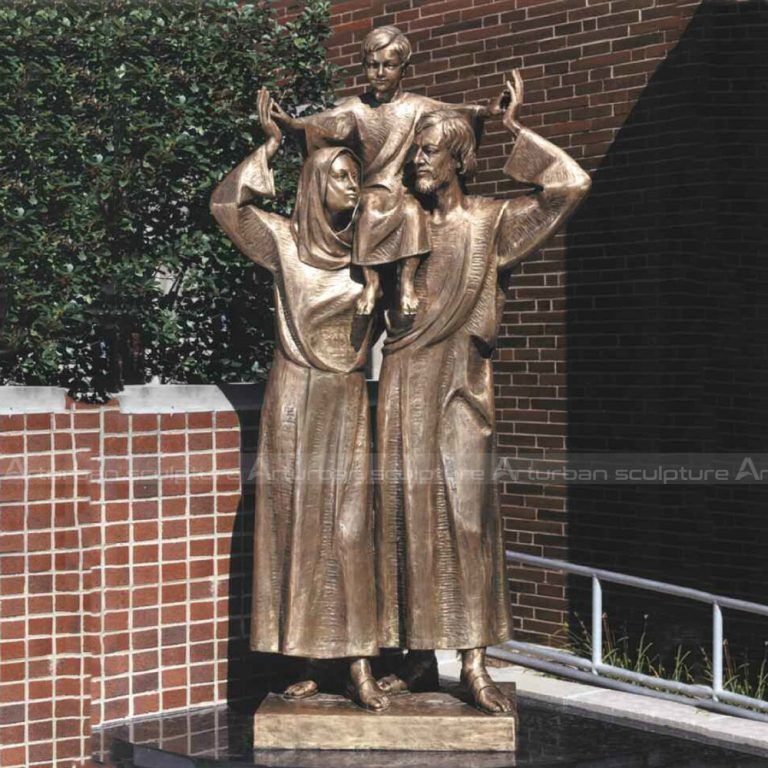 la sculpture de la sainte famille