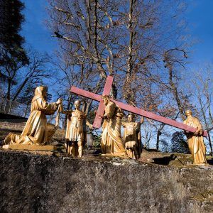 jesus carrying cross statue