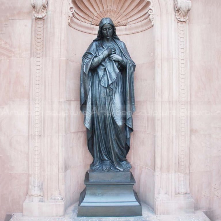 تمثال سيدة مريم في الحديقة