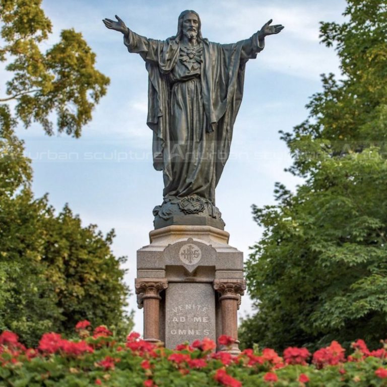 estatua al aire libre del Sagrado Corazón de Jesús