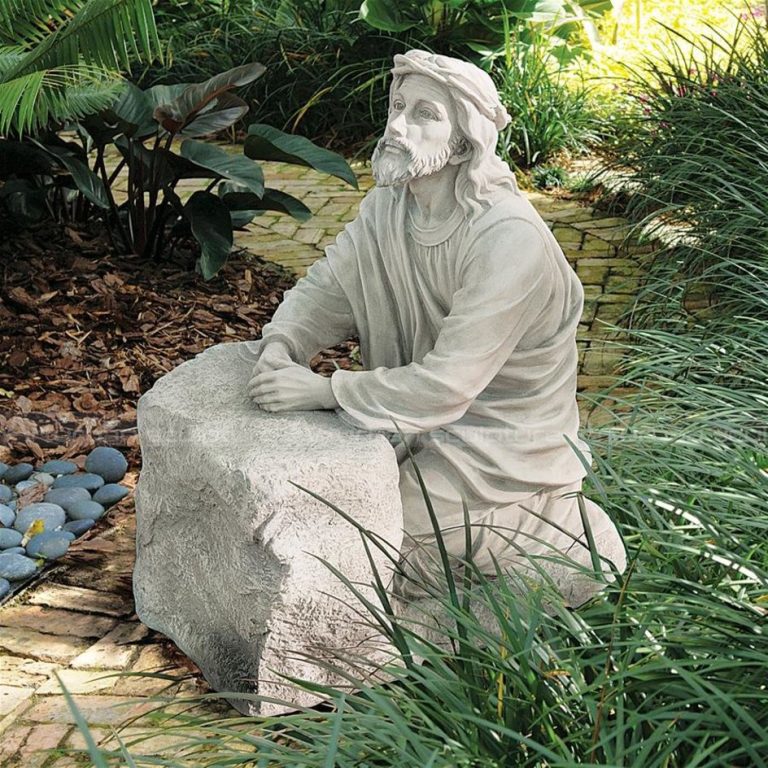 estatua de Jesús orando en el jardín