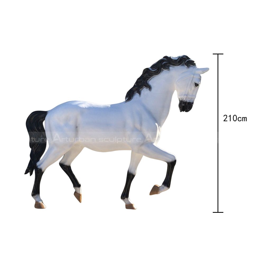 Figurine de cheval noir et blanc