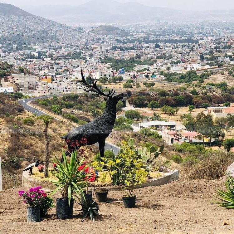 escultura de alce para exteriores