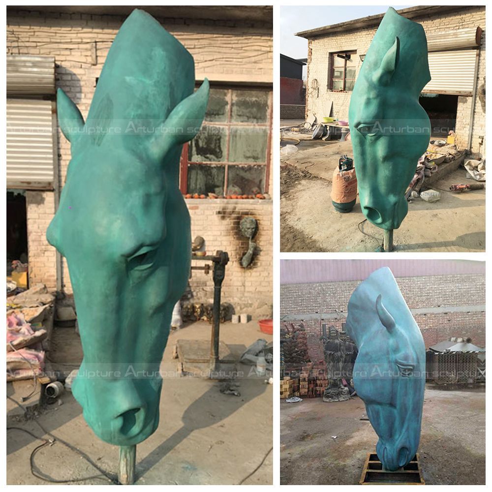 estátua de cabeça de cavalo em água parada