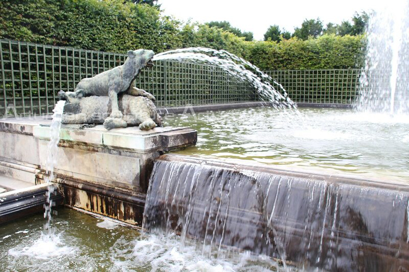 bear and tiger fighting statue