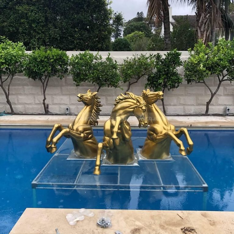 fonte de água com estátua de cavalo