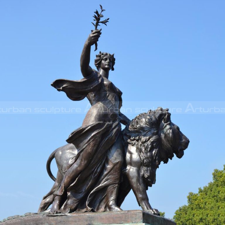 Löwenstatue im Buckingham Palace