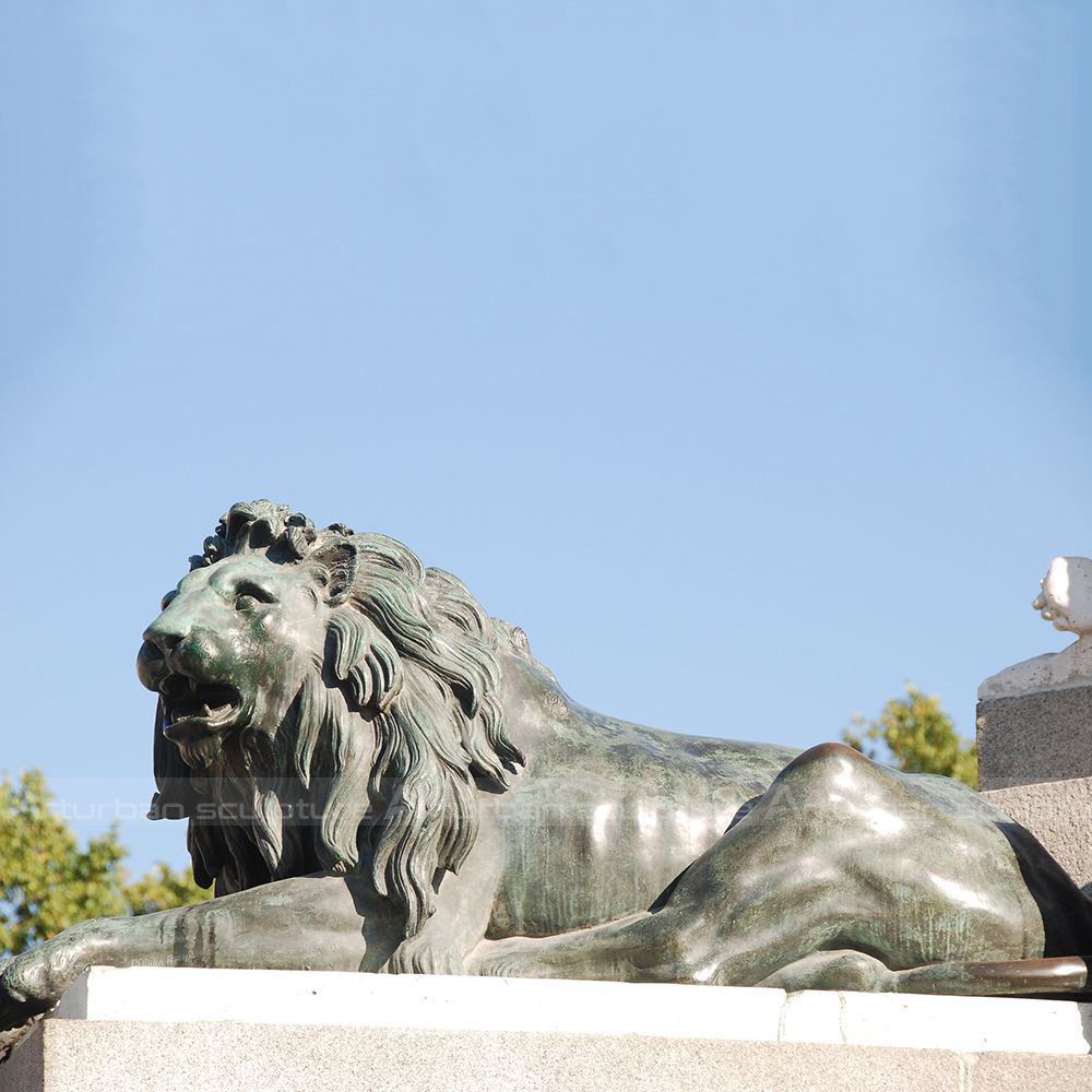 roaring lion sculpture