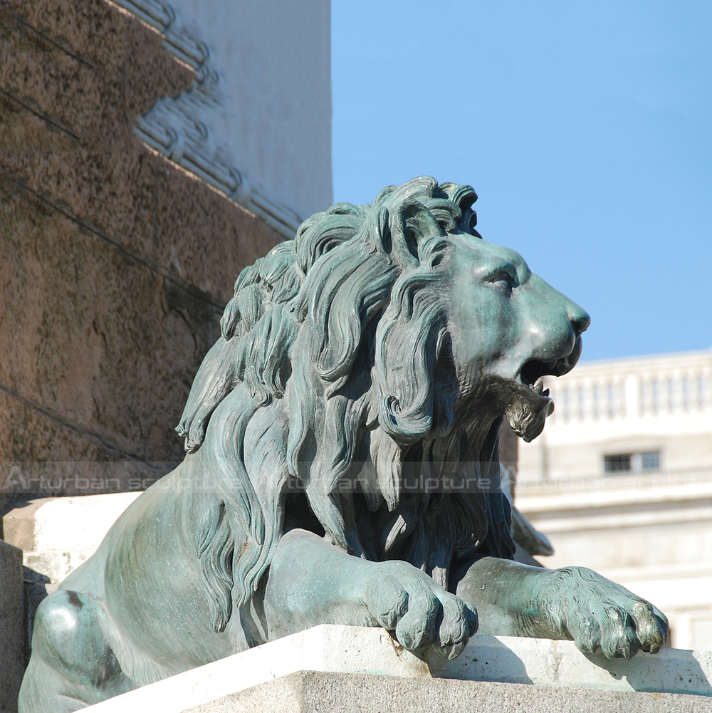 roaring lion sculpture