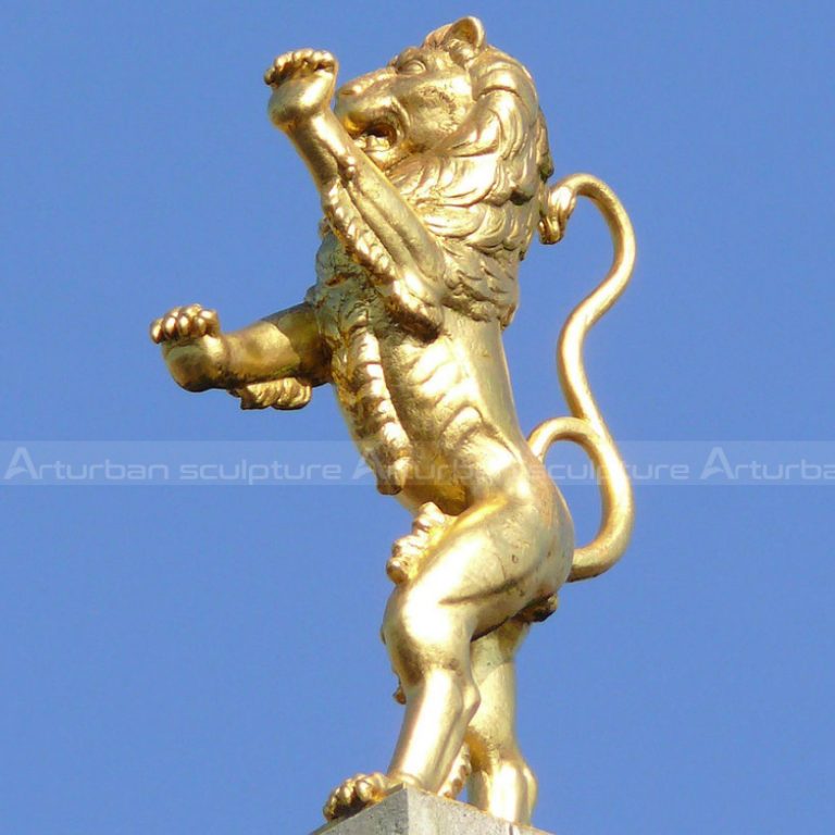 grande statue de lion en or