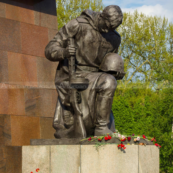 kneeling soldier yard statue