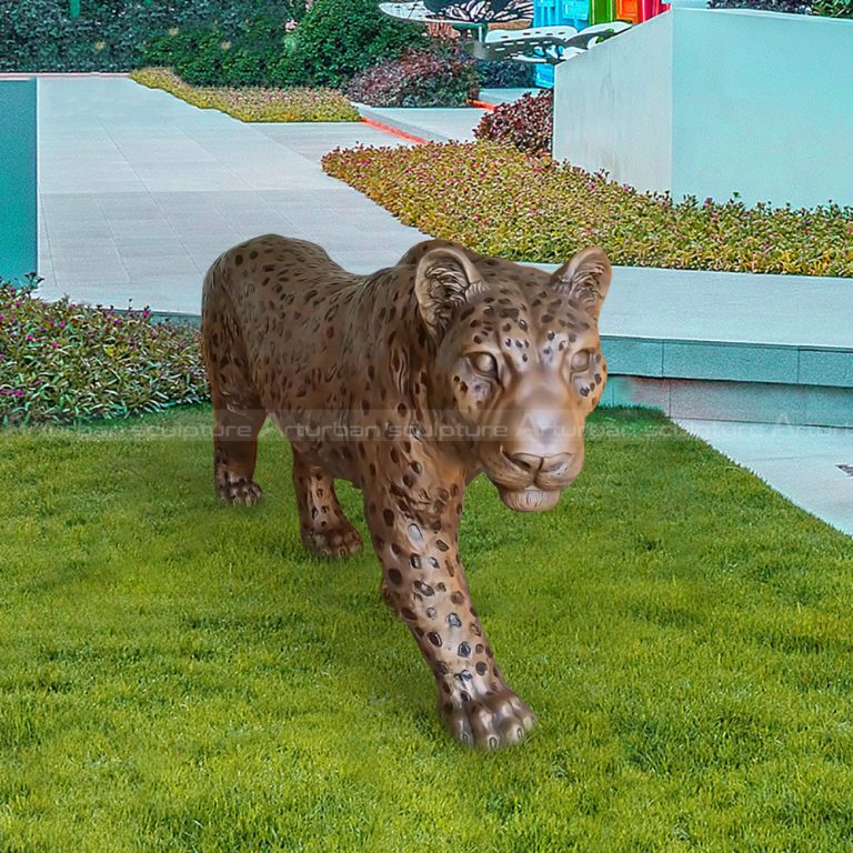 escultura de leopardo de bronze
