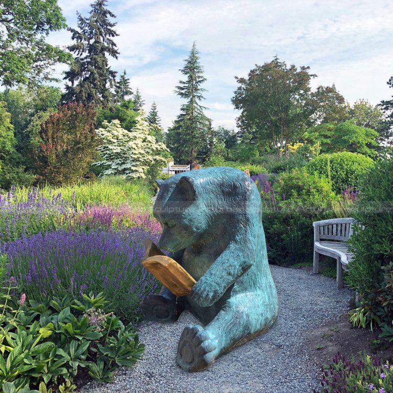 statua da giardino di orso che legge