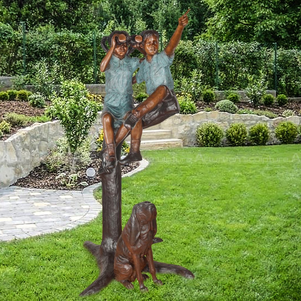 Escultura de Niño y Niña en el Árbol