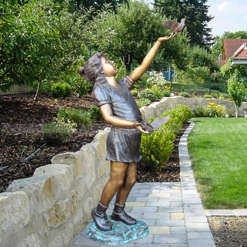 Mädchen mit Vogel Gartenstatue