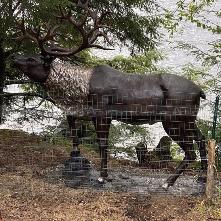 escultura de rena de bronze
