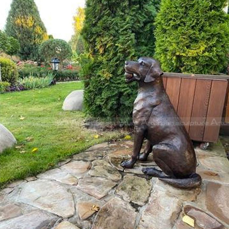 statua da giardino di cane labrador