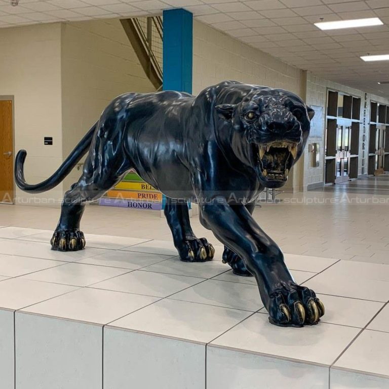 estátua de leopardo preto