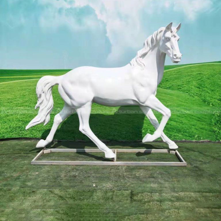 estátua de cavalo branco correndo