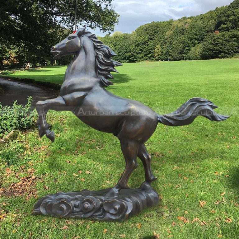 figura de cavalo saltando