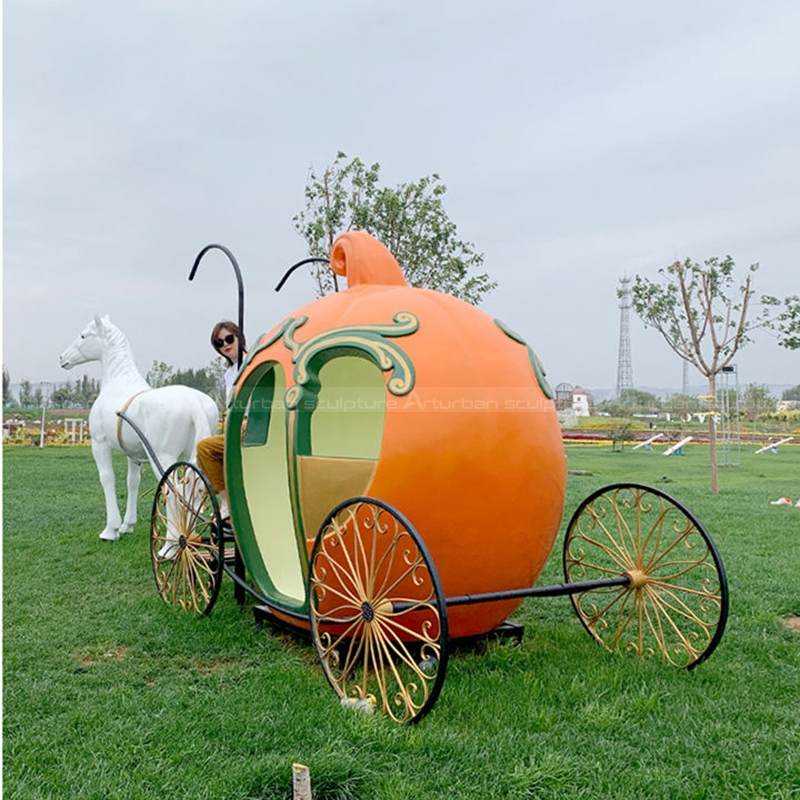 horse and carriage statue