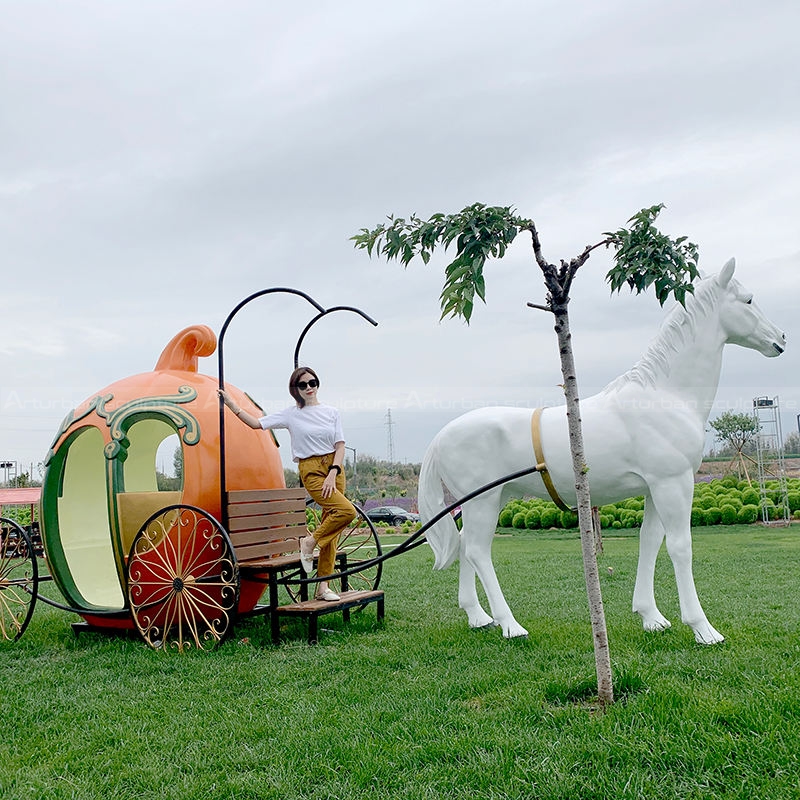 horse and carriage statue