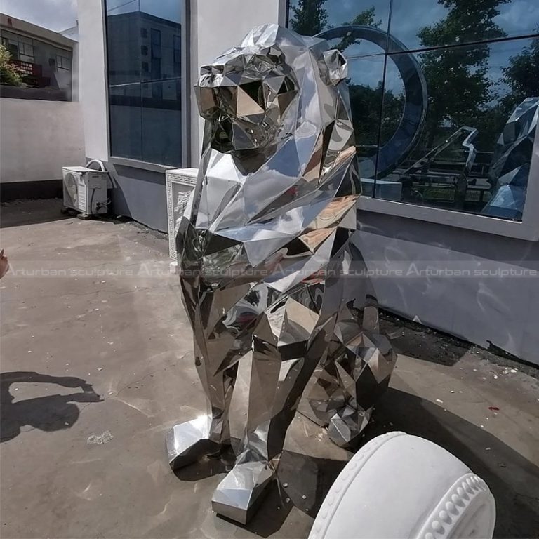 escultura geométrica de león