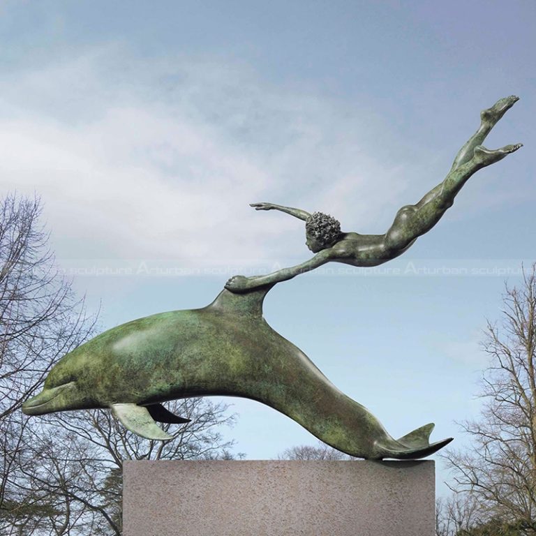 Statue de dauphin et d'enfant