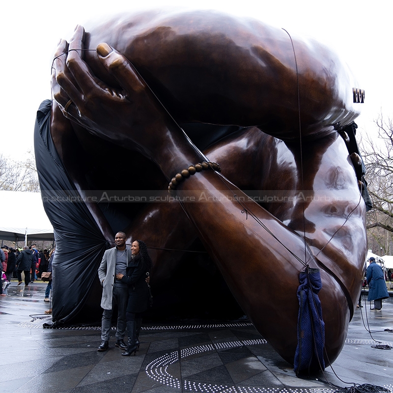 Hugging Sculpture