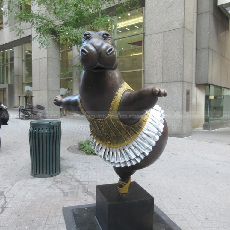 tanzende Nilpferd-Statue