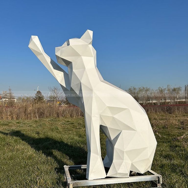 sculpture de chat géométrique