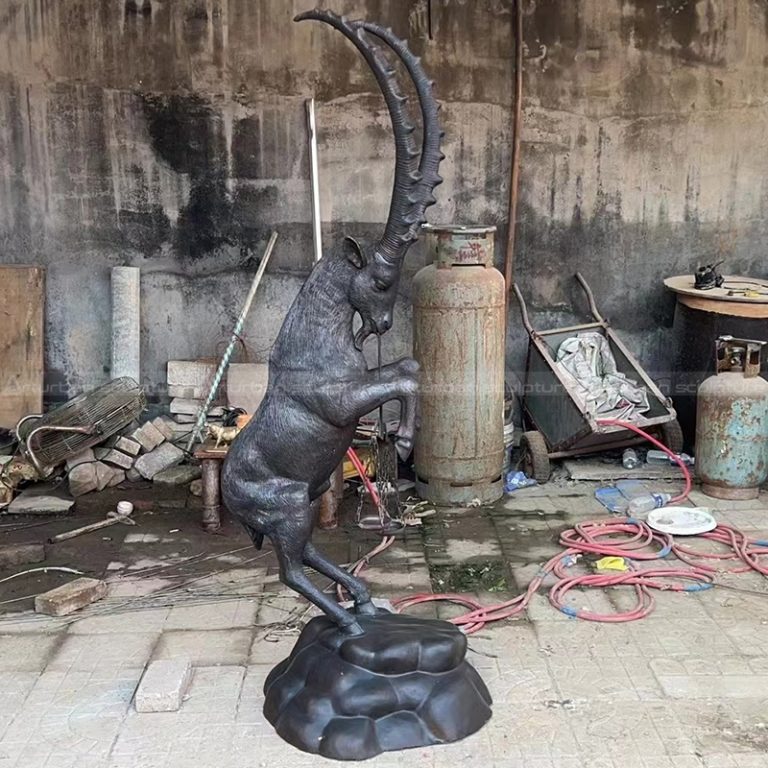 تمثال خروف من البرونز