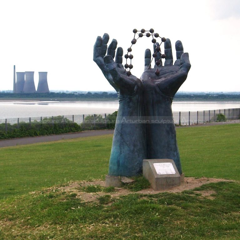 estatua de mano grande