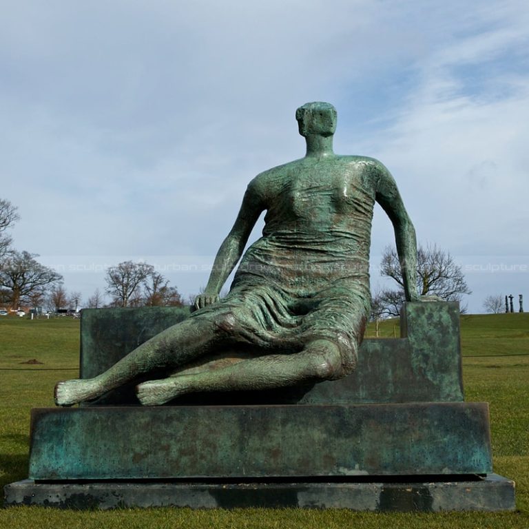 escultura femenina abstracta