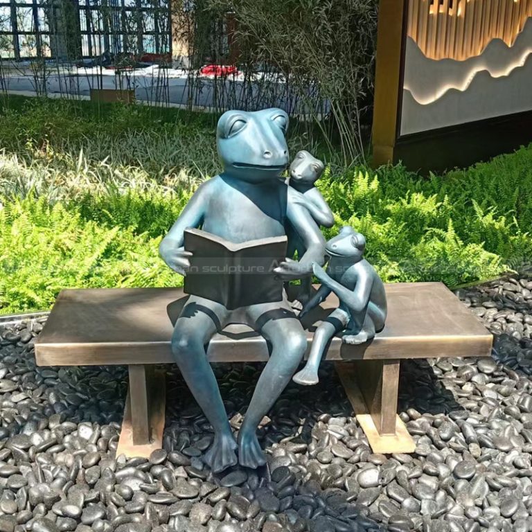 scultura da giardino di famiglia di rane che leggono