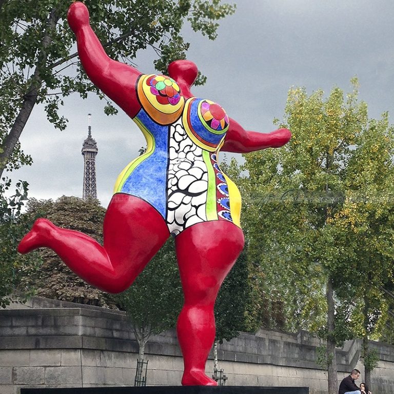 escultura abstracta de mujer