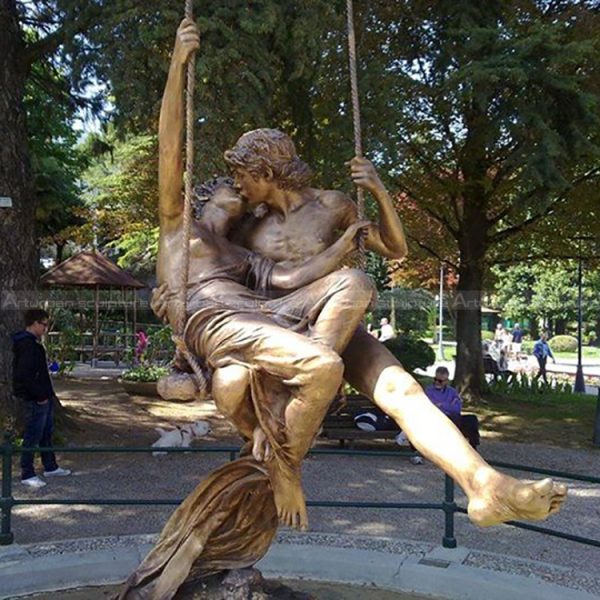 kissing couple sculpture